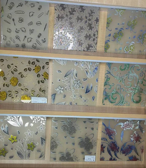 1220*1830, 1650*2140, 1650*2440, 1830**2440mm Fiore di ghiaccio rivestito in titanio acidato/colorato/smerigliatosabbiato/vetro decorativo artistico per porte, decorazioni