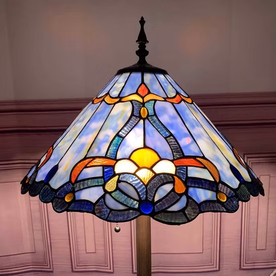 Lampada da terra Bieye in vetro colorato in stile barocco Tiffany con paralume blu largo 18 pollici per la lettura, camera da letto di lavoro, soggiorno, 3 luci, altezza 63 pollici